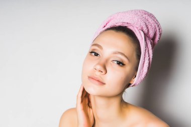 Yorgun kameraya bakarak banyo sonra genç kız