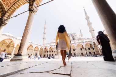 Genç bir kız bir camide yürüyor