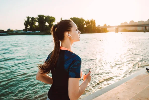 Atletisk flicka på en körning i staden — Stockfoto