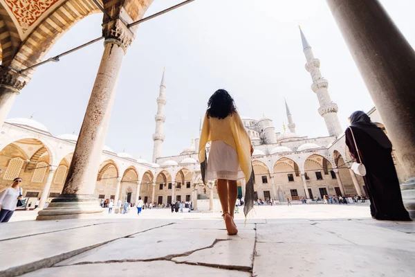 Genç bir kız bir camide yürüyor