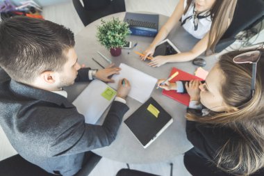 Ofis çalışanları bir toplantı, en iyi manzaraya grubudur. Takım çalışması.