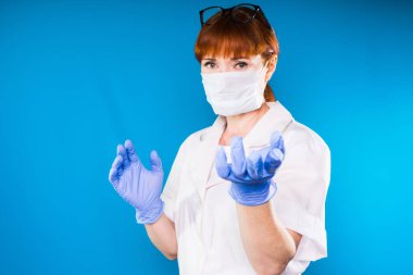 Kadın doktor maskeli elbise eldiven ve kameraya, Puan görünüyor.