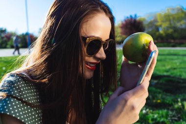 Kadın bir şeyler arıyorum cep telefonu, sağlıklı dişler gülümseme, diş