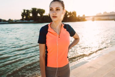 Doğada, koşu genç kadın runner dinle müzik telefon