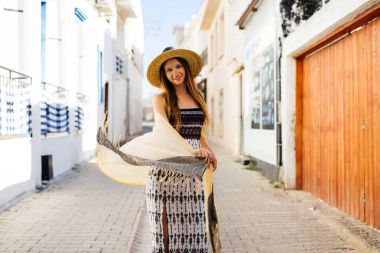 Avrupa, Yunanistan, santorini sokaklarında yürüyüş hasır şapkalı Bayan Parlatıcı