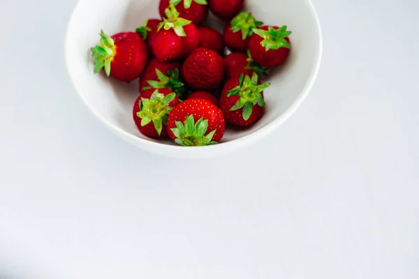 Friss nyers egészséges diéta eper gyümölcs-lemez — Stock Fotó