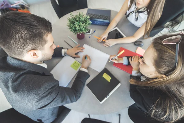 Ofis çalışanları bir toplantı, en iyi manzaraya grubudur. Takım çalışması.