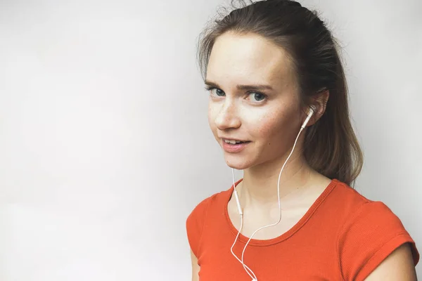 Překvapený žena v sluchátka poslech audio, šťastný — Stock fotografie