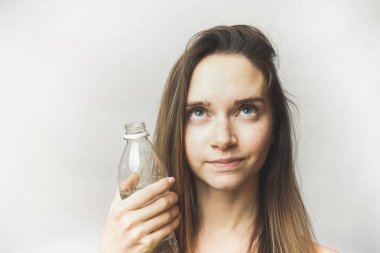 İzole ararken şişe ile mutlu kadın