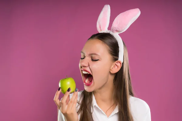 Vicces fiatal nő, a diéta, táplálkozás gyümölcsök, nyúl füle — Stock Fotó