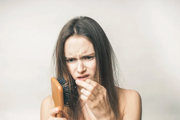 Femme déprimée dans le stress a perdu les cheveux sur peigne . — Photo