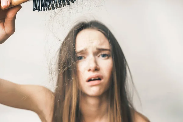 Femme a perdu les cheveux sur peigne, déprimé et le stress triste visage bouleversé — Photo