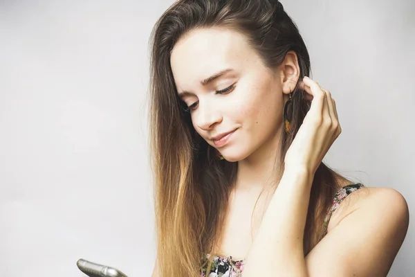 Красивая молодая женщина с мобильным телефоном смс, глядя что-то — стоковое фото