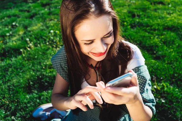 Mujer de mensajes de texto, sorprendido, hierba fondo de verano — Foto de Stock