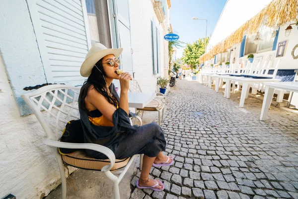 Mujer sentada en la calle de Europa y comiendo helado —  Fotos de Stock