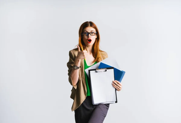 Junge Geschäftsfrau Lehrerin hält eine a4-Attrappe hoch und zeigt den Daumen nach oben — Stockfoto