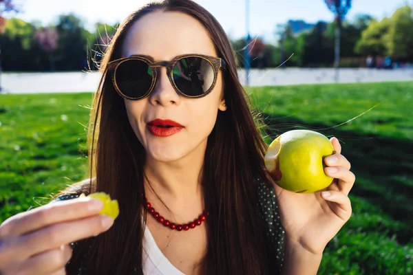 Femme de mode dans des lunettes, fruits de régime strict — Photo