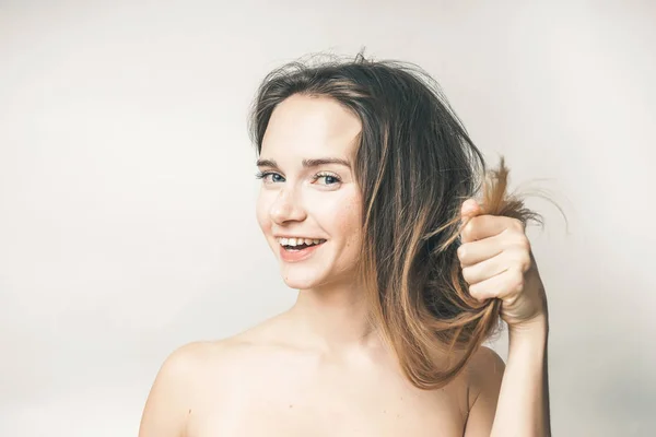 Frau zeigen gesunde Haare, keine Haarprobleme, heilen Pflege — Stockfoto