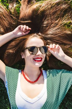 Genç çim üzerinde yalan elbise yaz kız moda. Görünüm yukarıda, retro, vintage