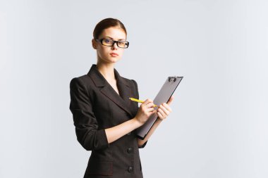 Gözlüklü bir tablet için kağıt el ve gözlük ile sıkı bir profesör şüpheci kameraya benziyor