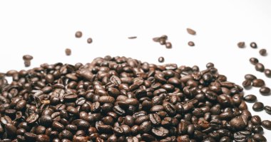 Beyaz arka plan üzerinde kızarmış kahve çekirdekleri kapatın