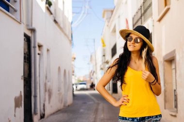 Düşünme kadın turist şapkalı, yaz seyahat tatil kavramı. Sokaklarda yürüyüş