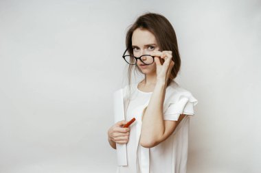 Kadın gözlük, ofis çalışanı ciddi