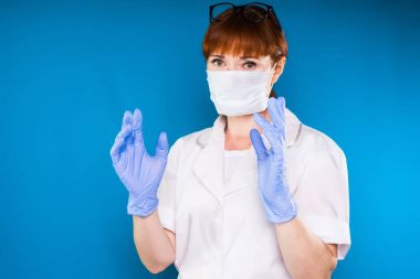 Bir sabahlık ve eldiven bir kadın cerrah ameliyata hazır mı