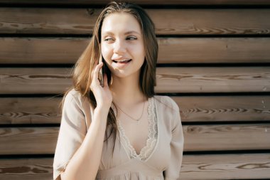 Ahşap arka plan üzerinde Evet kadın