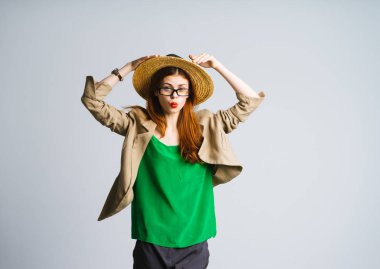 Şık giysiler içinde sürpriz neşeli genç kadın