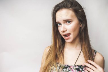Kız dil, komik surat, izole ve kameraya bakarak gösterir