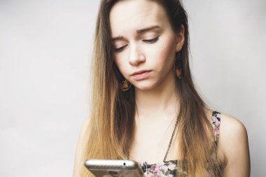 Üzgün genç izole smartphone içinde seyir bir şey