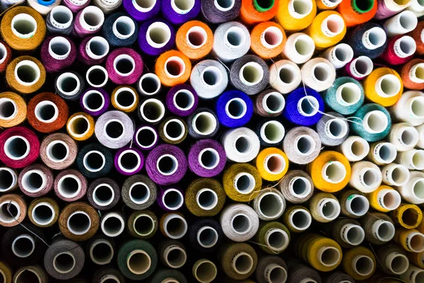 Çok renkli iplik bobinleri yukarıdan, arka plan