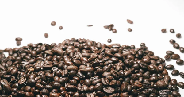 Beyaz arka plan üzerinde kızarmış kahve çekirdekleri kapatın