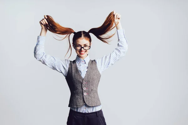 Divertida chica alegre con colas colegiala con gafas es feliz — Foto de Stock