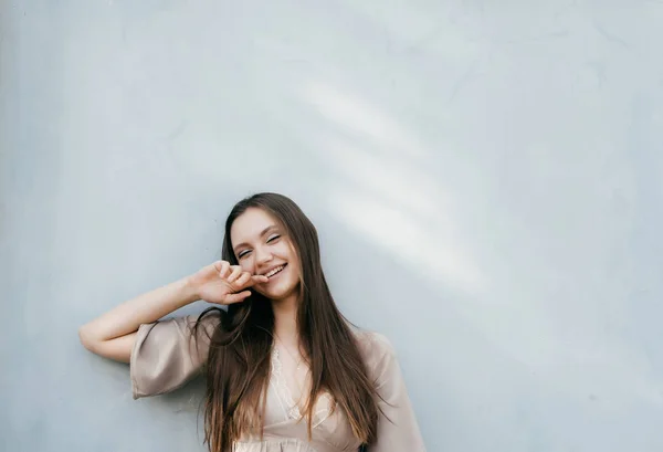 Feliz sorrindo rindo jovem senhora isolado retrato, ao ar livre — Fotografia de Stock