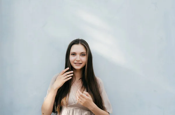 Feliz sorrindo rindo jovem senhora isolado retrato, ao ar livre — Fotografia de Stock