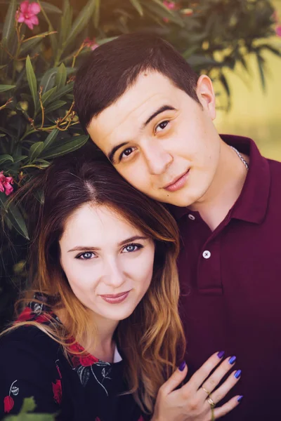 Aşık genç çift kameraya benziyor