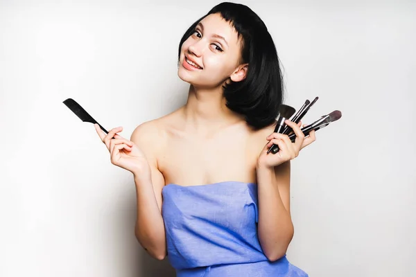 Όμορφη κοπέλα που κρατά ένα πινέλο για το make up — Φωτογραφία Αρχείου