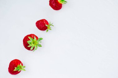 Taze çiğ sağlıklı beslenme çilek meyve plaka, izole beyaz, görünümü yukarıda, flatlay yakın-up, boşaltmak için metin, çerçeve