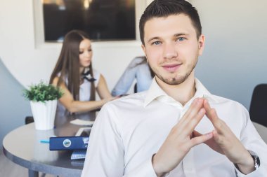 Adam kameraya bakarak ofiste