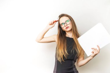 Düşünme ve yukarı ve sağa, sayıları arıyorum genç öğretmen