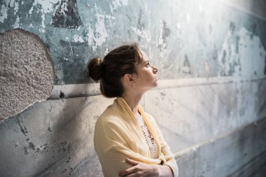 Üzgün kız tapınak ve Tanrı'nın ışığına arıyor dua ediyor