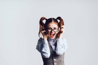 Yelek ve gömlek çığlıklar, açık ağız, sürpriz bir mutlu öğrenci öğrenci