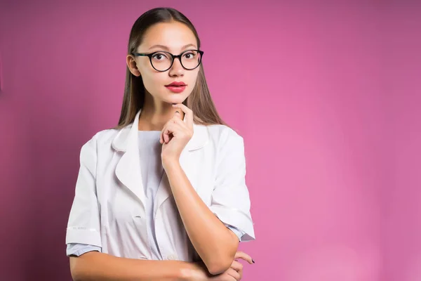 Hermosa chica médica sorprendida en un albornoz sobre un fondo rosa, elegante y glamoroso — Foto de Stock