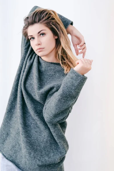Mujer seria en suéter sobre fondo blanco —  Fotos de Stock
