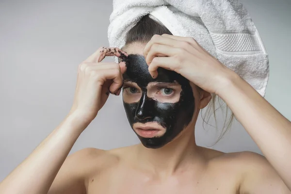 Kvinnan ta bort svart mack. Ansikte scrab, exfoliering porer, rengör huden — Stockfoto