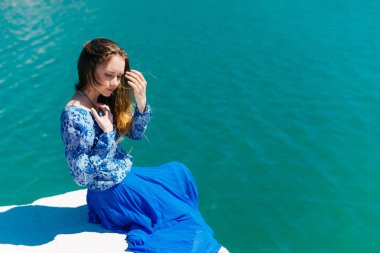 Mavi su arka plan boşaltmak üzerinde düşünme Bayan