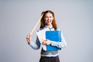 Dizüstü bilgisayarlar ve cetvel, mutlu öğrenci öğrenmek istiyor