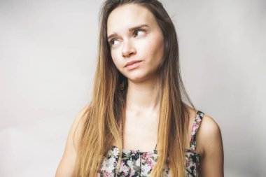 Mutlu neşeli kadın sol, izole arıyor